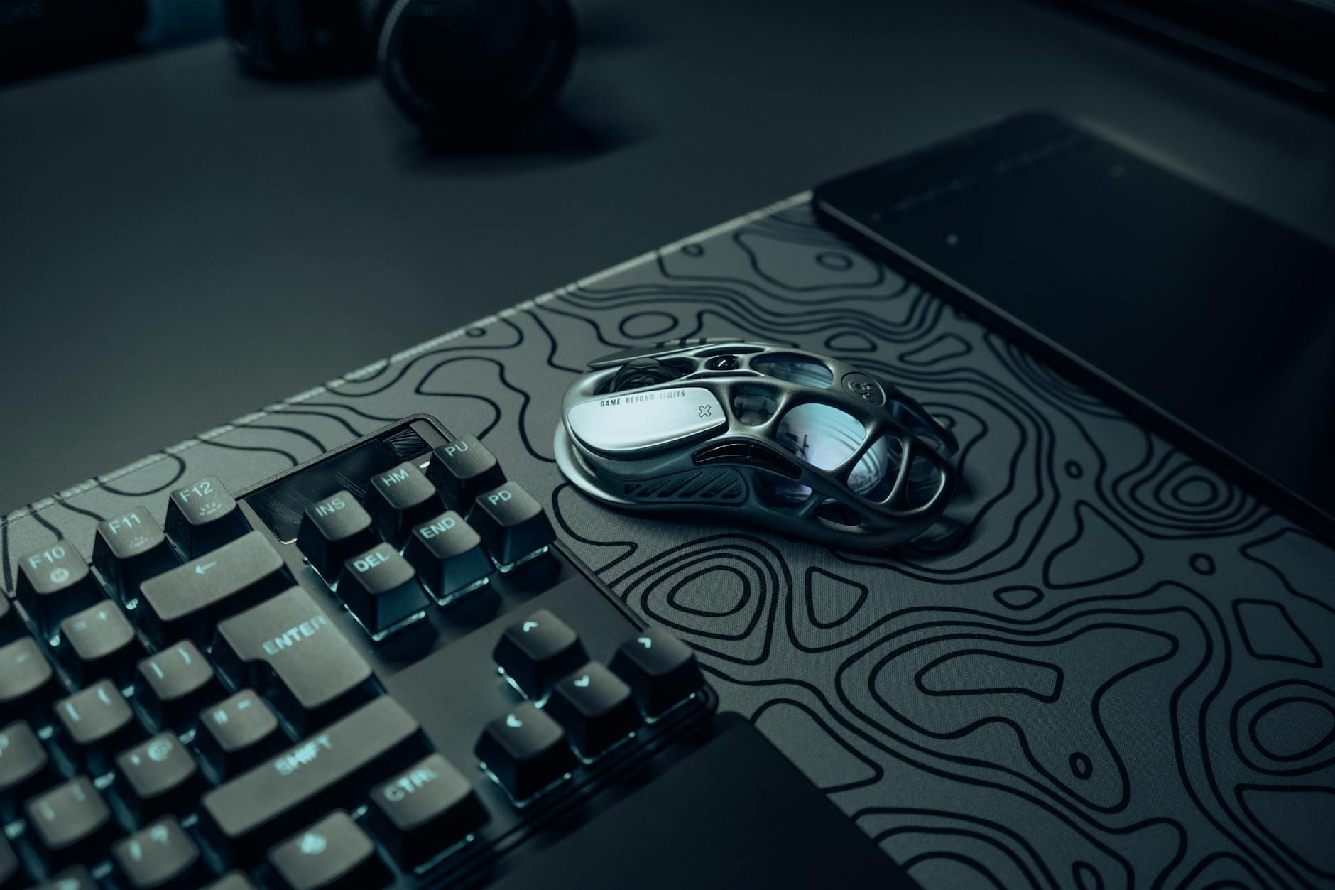 Ergonomiczne ustawienie klawiatury gamingowej i myszy na biurku