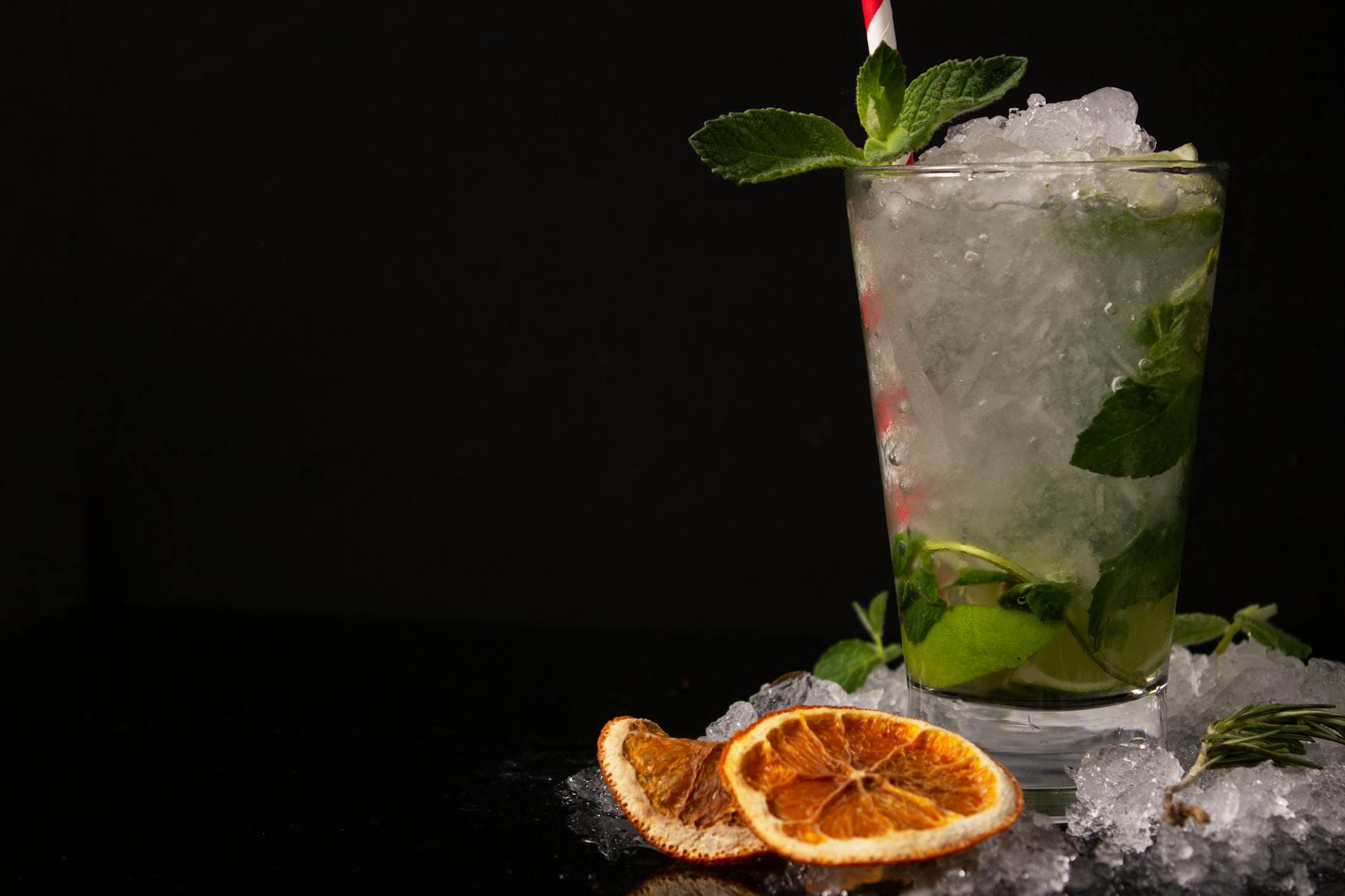 Koktajl mojito z miętą i suszoną pomarańczą na kostkach lodu