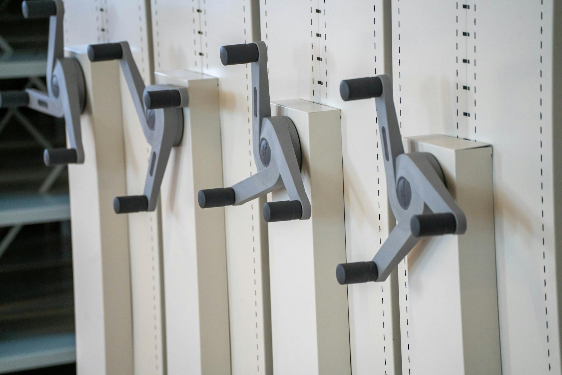 Metalowe uchwyty i mechanizmy regulacji na przemysłowych półkach