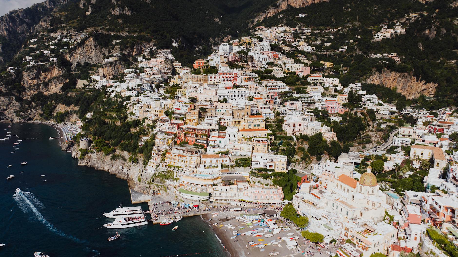 Widok z lotu ptaka na kolorowe domy Positano nad Morzem Śródziemnym