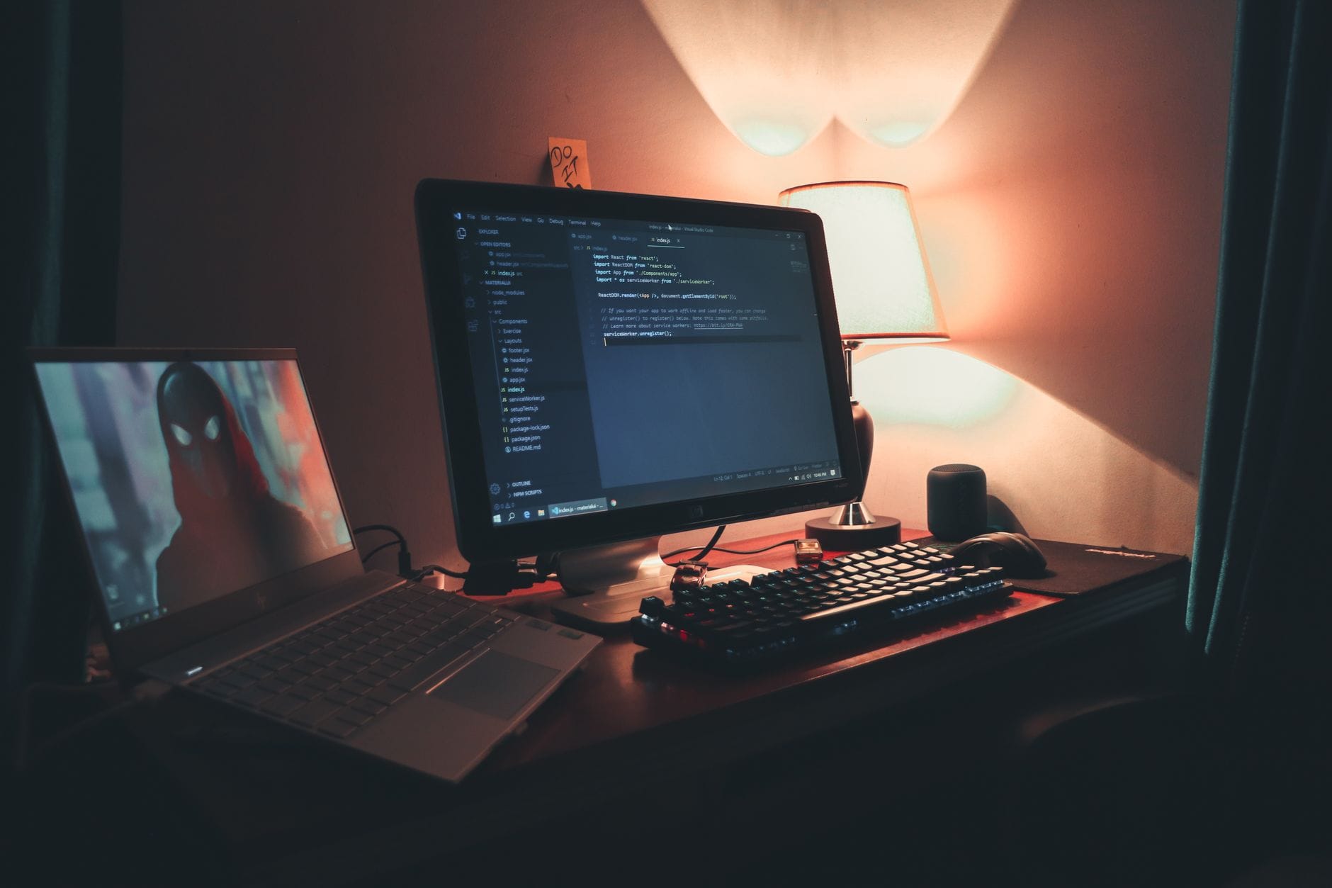 Domowe biuro z dwoma monitorami do programowania gier komputerowych