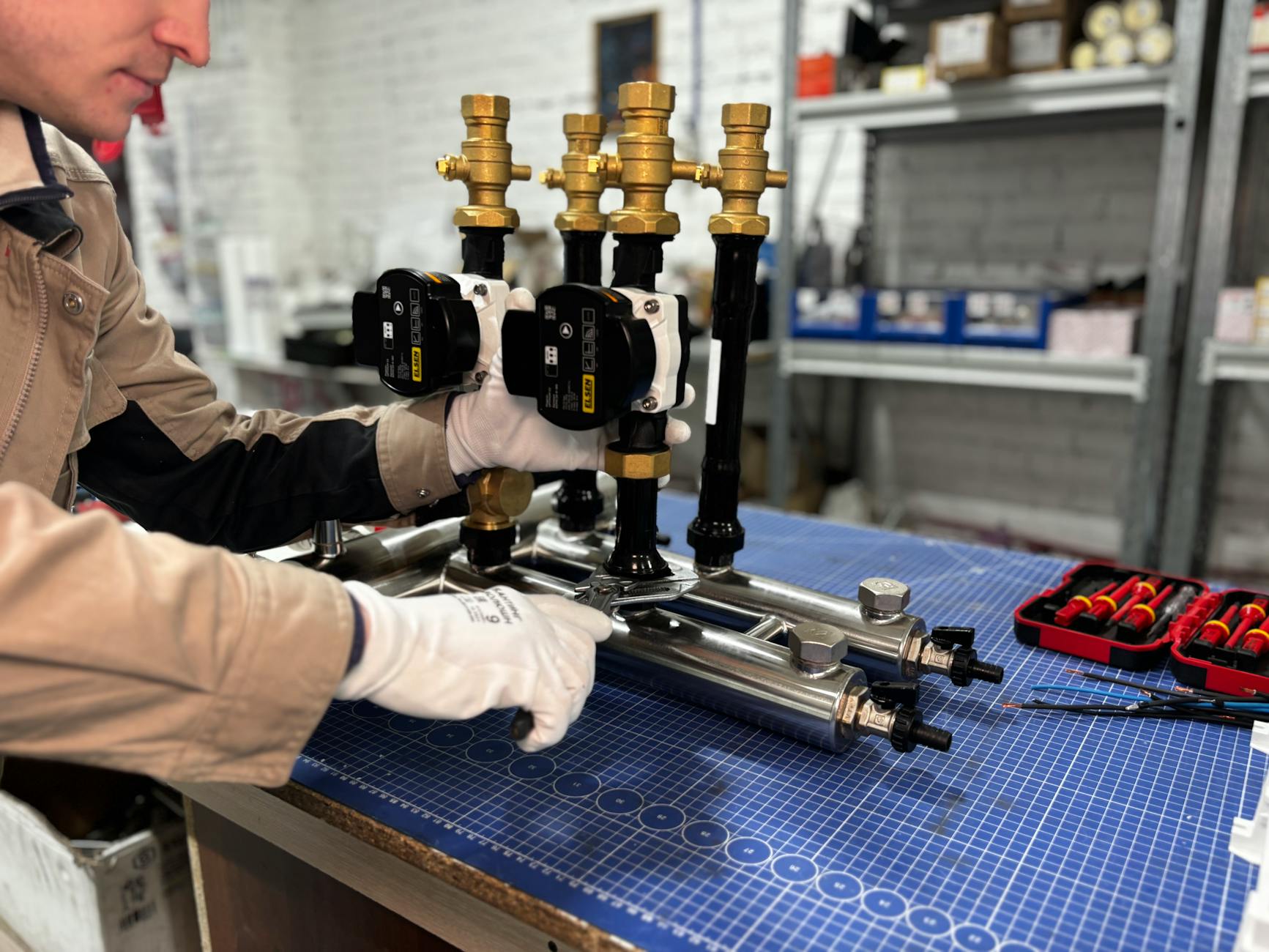 Inżynier montujący instalację rurową z zaworami i sterownikami