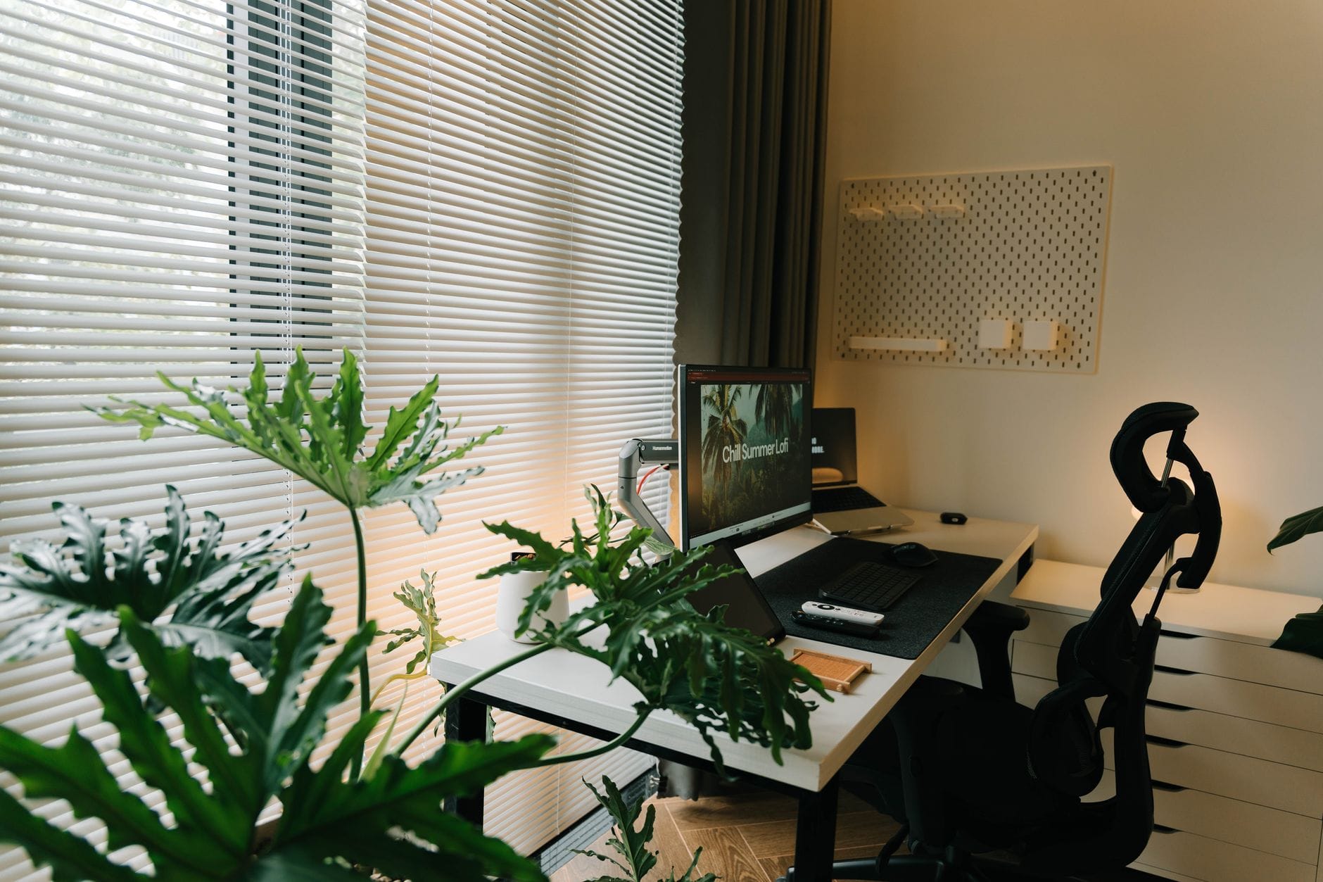 Ergonomiczne domowe biuro z biurkiem, krzesłem i roślinami przy oknie