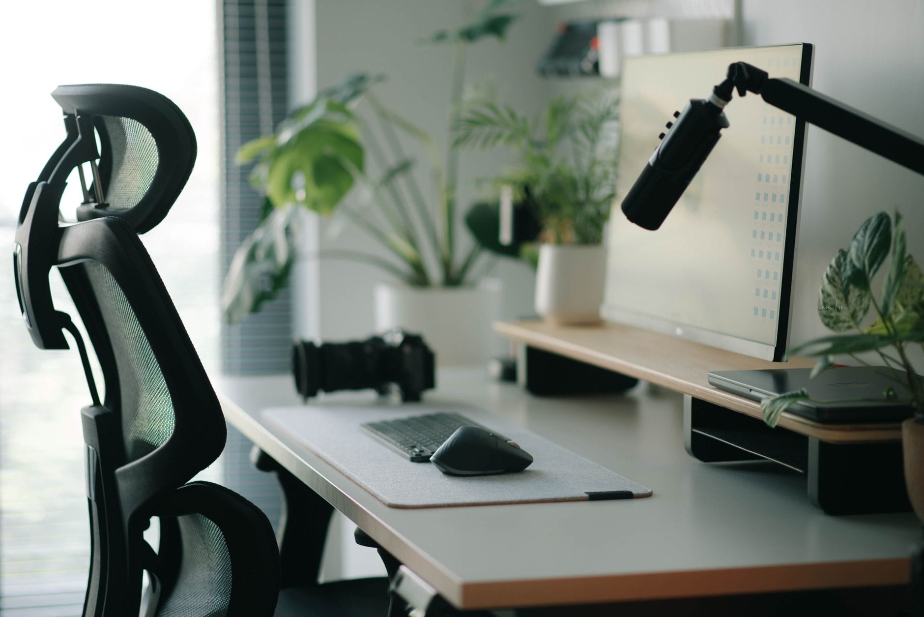Ergonomia home office checklist do wydrukowania i szybkie poprawki w 15 minut Ergonomiczne domowe biuro z fotelem, biurkiem, roślinami i laptopem
