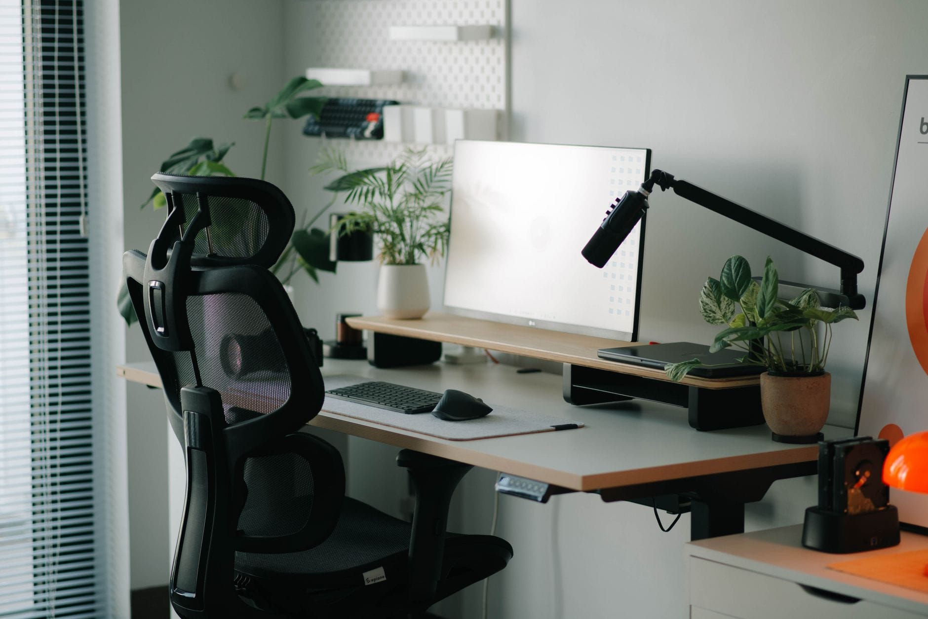 Ergonomiczne domowe biuro z krzesłem, roślinami i nowoczesnym biurkiem