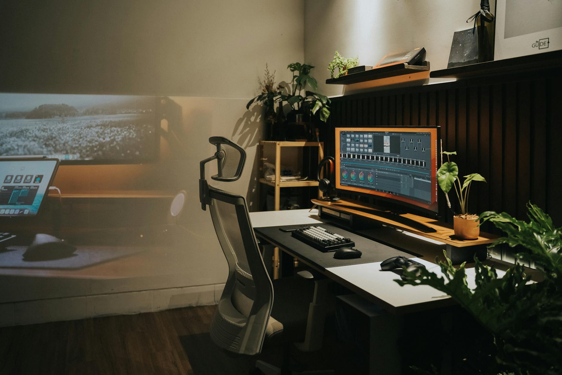 Przytulne domowe biuro z zakrzywionym monitorem i ergonomicznym fotelem