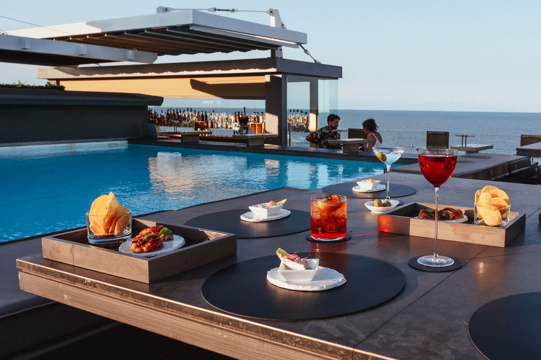 Elegancka restauracja na dachu przy basenie z widokiem na morze