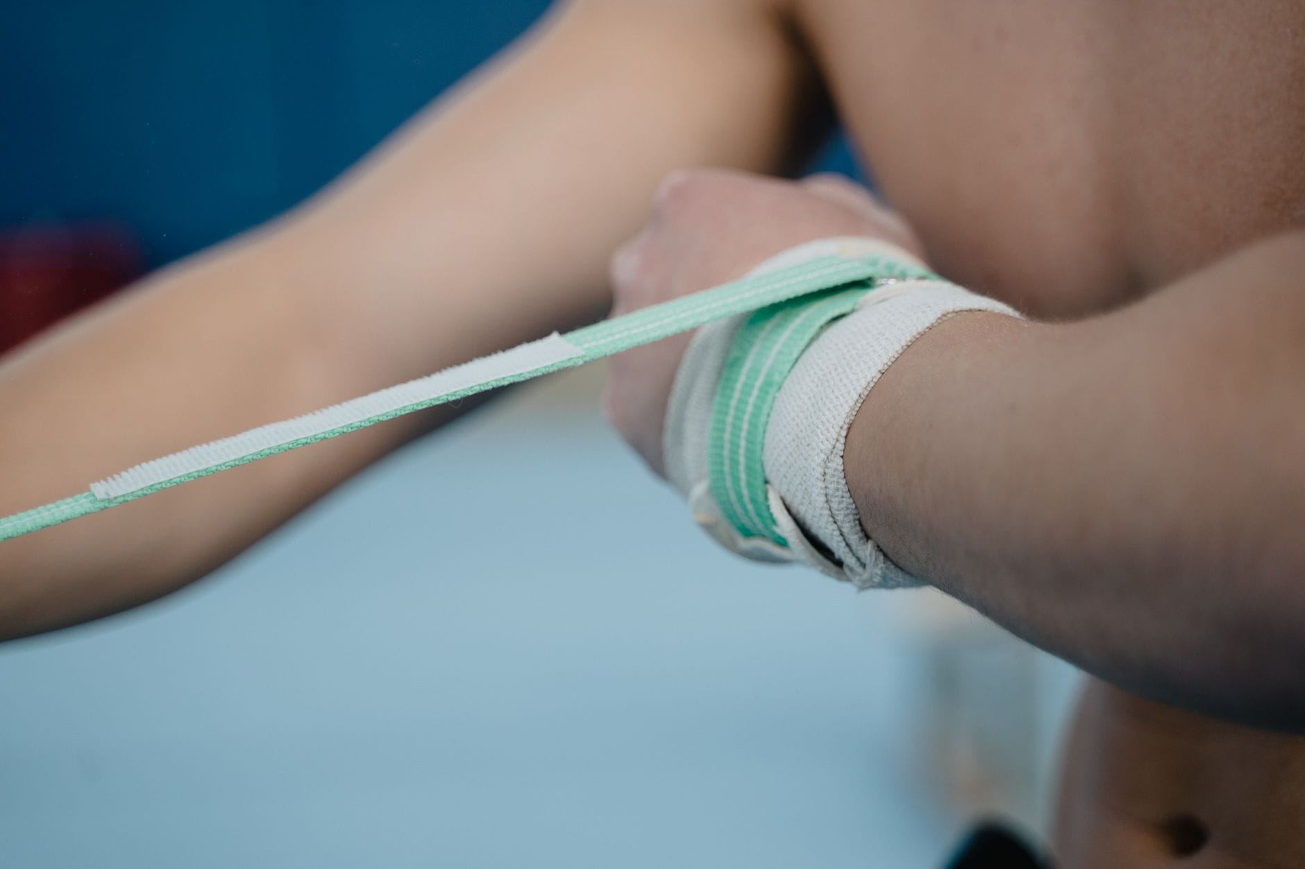 Gimnastka z bliska zakłada pasek usztywniający na nadgarstek