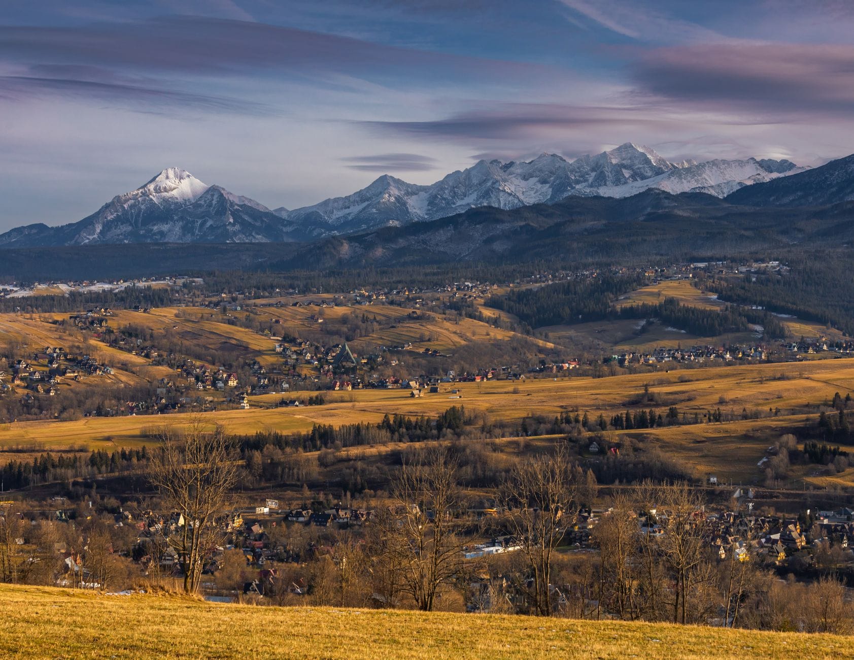 Jesienny widok Zakopanego z panoramą Tatr w tle