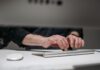 Ból nadgarstka przy pracy z myszką: checklista ustawienia stanowiska